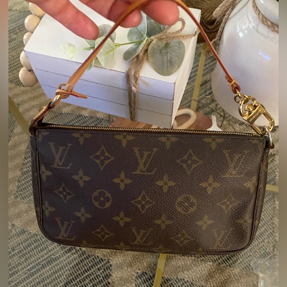 Louis Vuitton pouchette